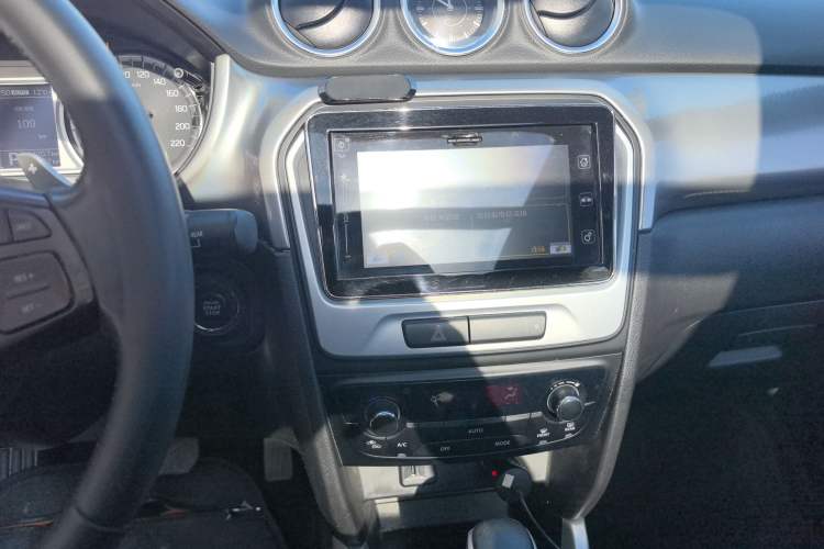 Used Suzuki Vitara 2016 1.4T Automatic 4x4 Flagship Model Audio And AC Panel