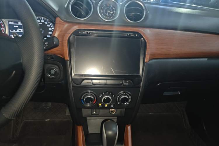 Used Suzuki Vitara 2016 1.4T Automatic Two-Wheel Drive Elite Model Audio And AC Panel