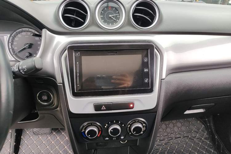 Used Suzuki Vitara 2016 1.4T Automatic All-Wheel Drive Leading Version Audio And AC Panel