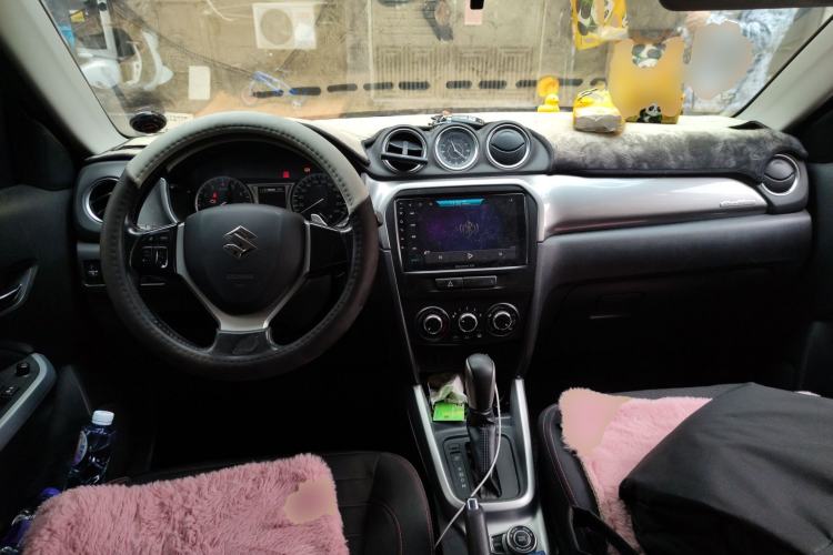 Used Suzuki Vitara 2016 1.4T Automatic All-Wheel-Drive Elite Model Center Console