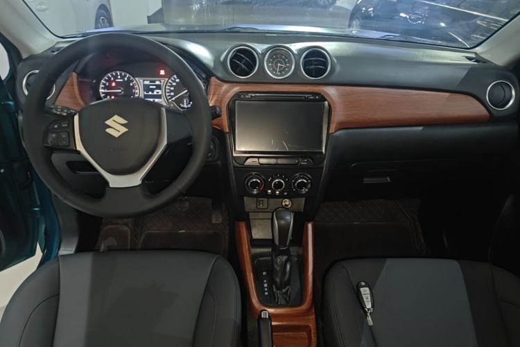 Used Suzuki Vitara 2016 1.4T Automatic Two-Wheel Drive Elite Model Center Console