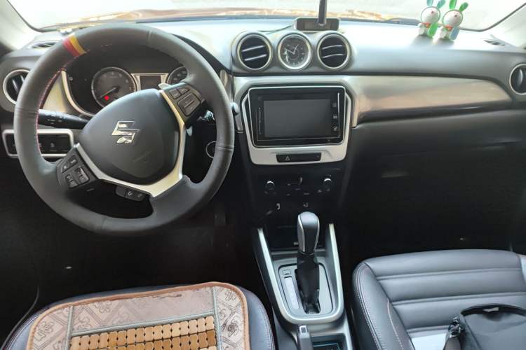 Used Suzuki Vitara 2016 1.4T Automatic Two-Wheel Drive Luxury Version Center Console