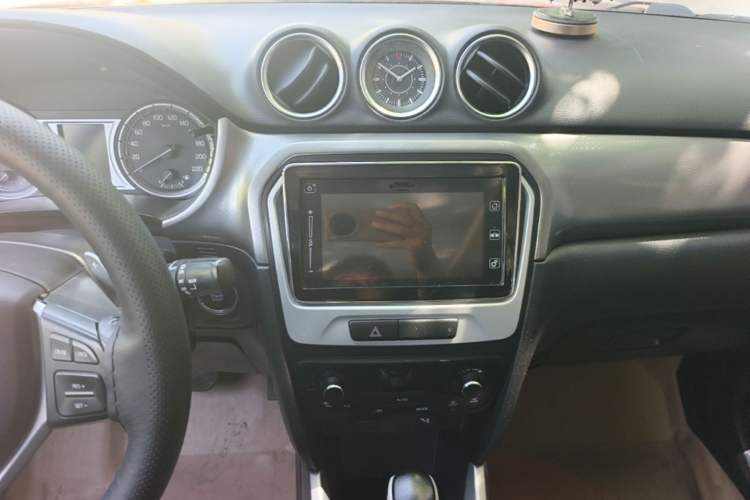 Used Suzuki Vitara 2016 1.4T Automatic Two-Wheel Drive Luxury Version Audio And AC Panel