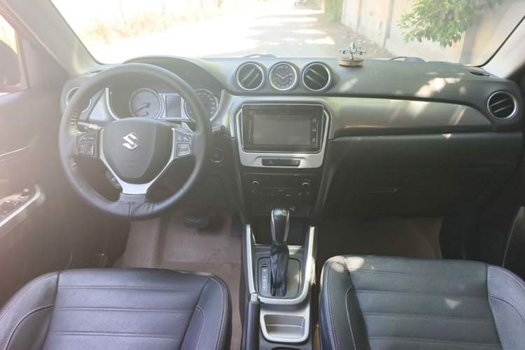 Used Suzuki Vitara 2016 1.4T Automatic Two-Wheel Drive Luxury Version Center Console