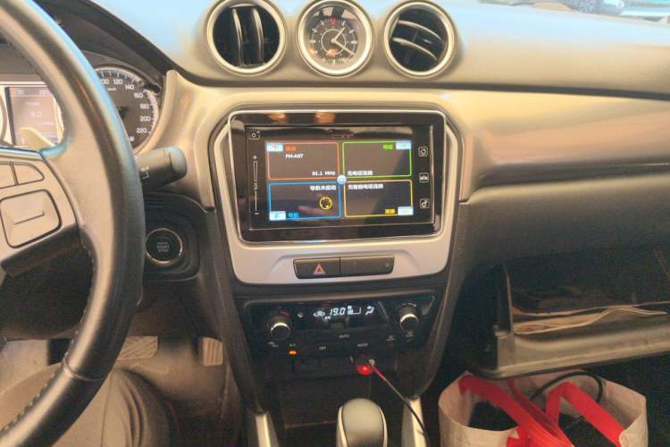 Used Suzuki Vitara 2016 1.4T Automatic Two-Wheel Drive Luxury Version Audio And AC Panel