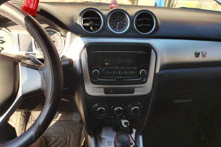 Used Suzuki Vitara 2016 1.4T Automatic Two-Wheel Drive Elite Model Audio And AC Panel