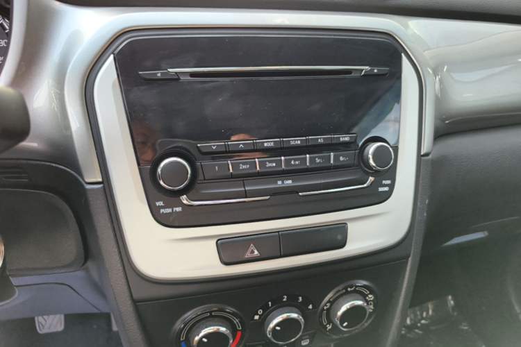 Used Suzuki Vitara 2016 1.6L Manual Two-Wheel Drive Entry-Level Trim Audio And AC Panel