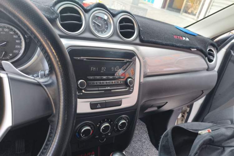 Used Suzuki Vitara 2016 1.4T Automatic Two-Wheel Drive Elite Model Audio And AC Panel