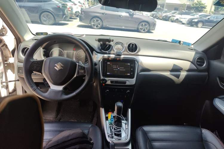 Used Suzuki Vitara 2016 1.4T Automatic Two-Wheel Drive Luxury Version Center Console