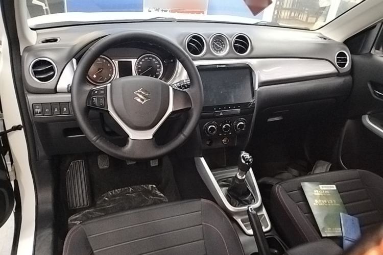 Used Suzuki Vitara 2016 1.4T Manual Two-Wheel-Drive Elite Model Center Console