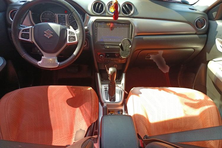 Used Suzuki Vitara 2016 1.4T Automatic Two-Wheel Drive Luxury Version Center Console