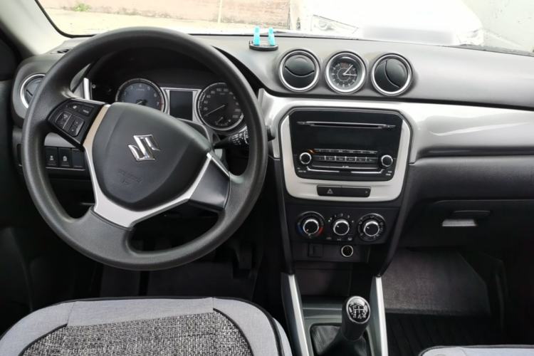 Used Suzuki Vitara 2016 1.6L Manual Two-Wheel Drive Entry-Level Trim Center Console