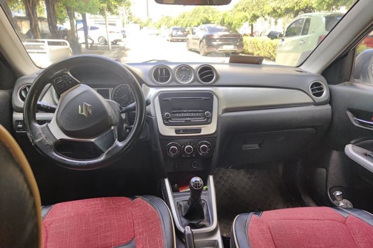 Used Suzuki Vitara 2016 1.6L Manual Two-Wheel Drive Entry-Level Trim Center Console