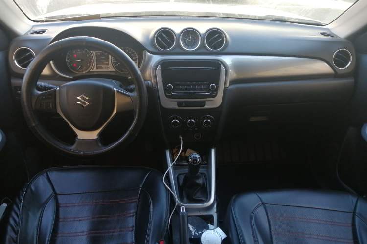 Used Suzuki Vitara 2016 1.6L Manual Two-Wheel Drive Entry-Level Trim Center Console