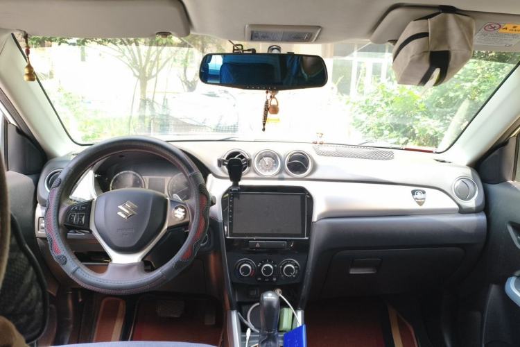 Used Suzuki Vitara 2016 1.4T Automatic Two-Wheel Drive Elite Model Center Console