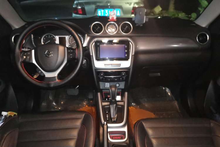 Used Suzuki Vitara 2016 1.4T Automatic Two-Wheel Drive Luxury Version Center Console