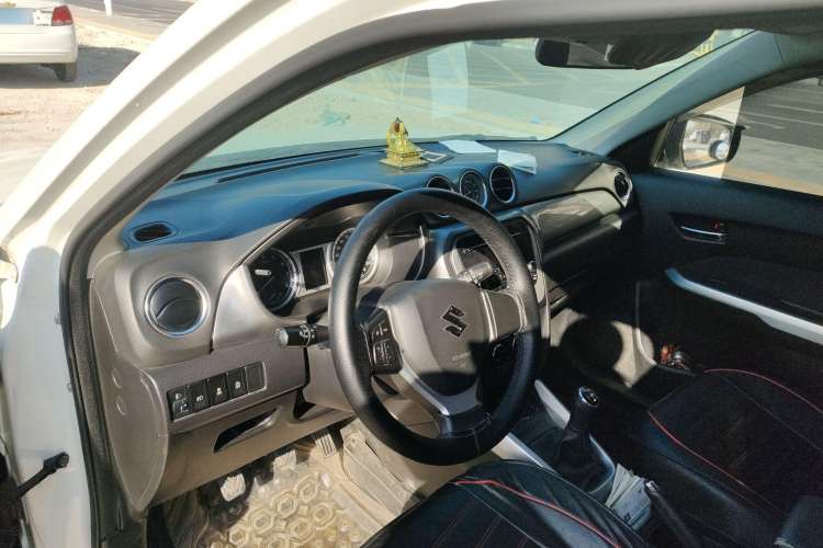 Used Suzuki Vitara 2016 1.6L Manual Two-Wheel Drive Entry-Level Trim Center Console