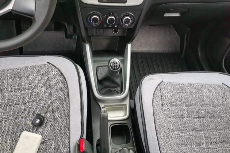 Used Suzuki Vitara 2016 1.6L Manual Two-Wheel Drive Entry-Level Trim Gear Lever