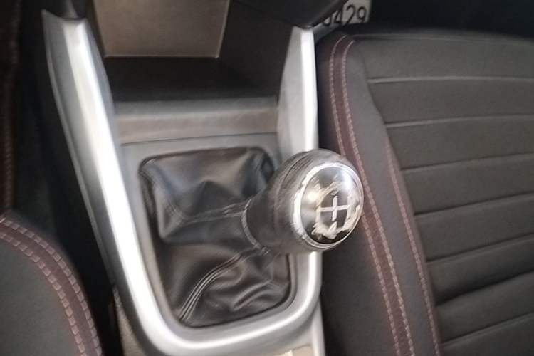Used Suzuki Vitara 2016 1.6L Manual Two-Wheel Drive Entry-Level Trim Gear Lever