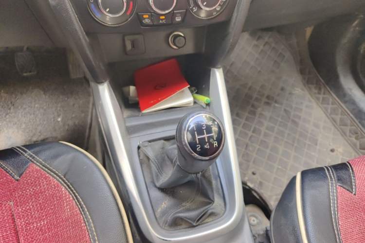 Used Suzuki Vitara 2016 1.6L Manual Two-Wheel Drive Entry-Level Trim Gear Lever