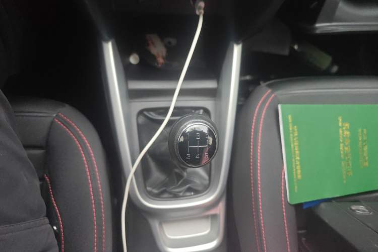 Used Suzuki Vitara 2016 1.6L Manual Two-Wheel Drive Entry-Level Trim Gear Lever