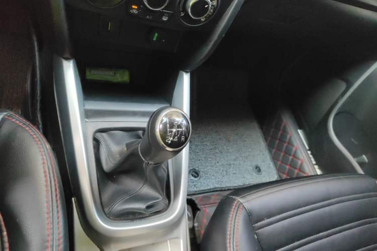 Used Suzuki Vitara 2016 1.6L Manual Two-Wheel Drive Entry-Level Trim Gear Lever
