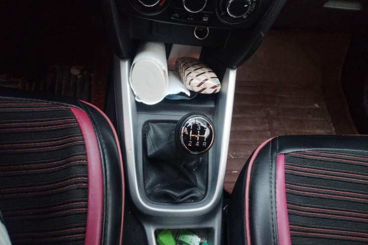Used Suzuki Vitara 2016 1.6L Manual Two-Wheel Drive Entry-Level Trim Gear Lever