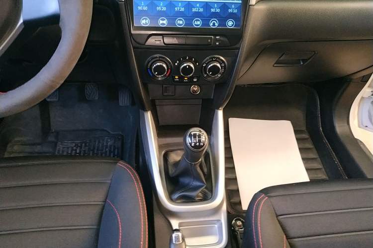 Used Suzuki Vitara 2016 1.6L Manual Two-Wheel Drive Entry-Level Trim Gear Lever