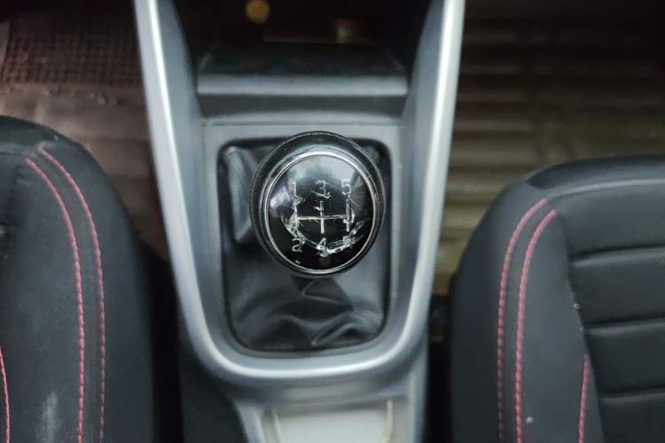 Used Suzuki Vitara 2016 1.6L Manual Two-Wheel Drive Entry-Level Trim Gear Lever