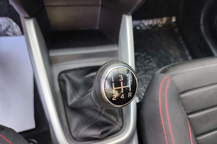 Used Suzuki Vitara 2016 1.6L Manual Two-Wheel Drive Entry-Level Trim Gear Lever