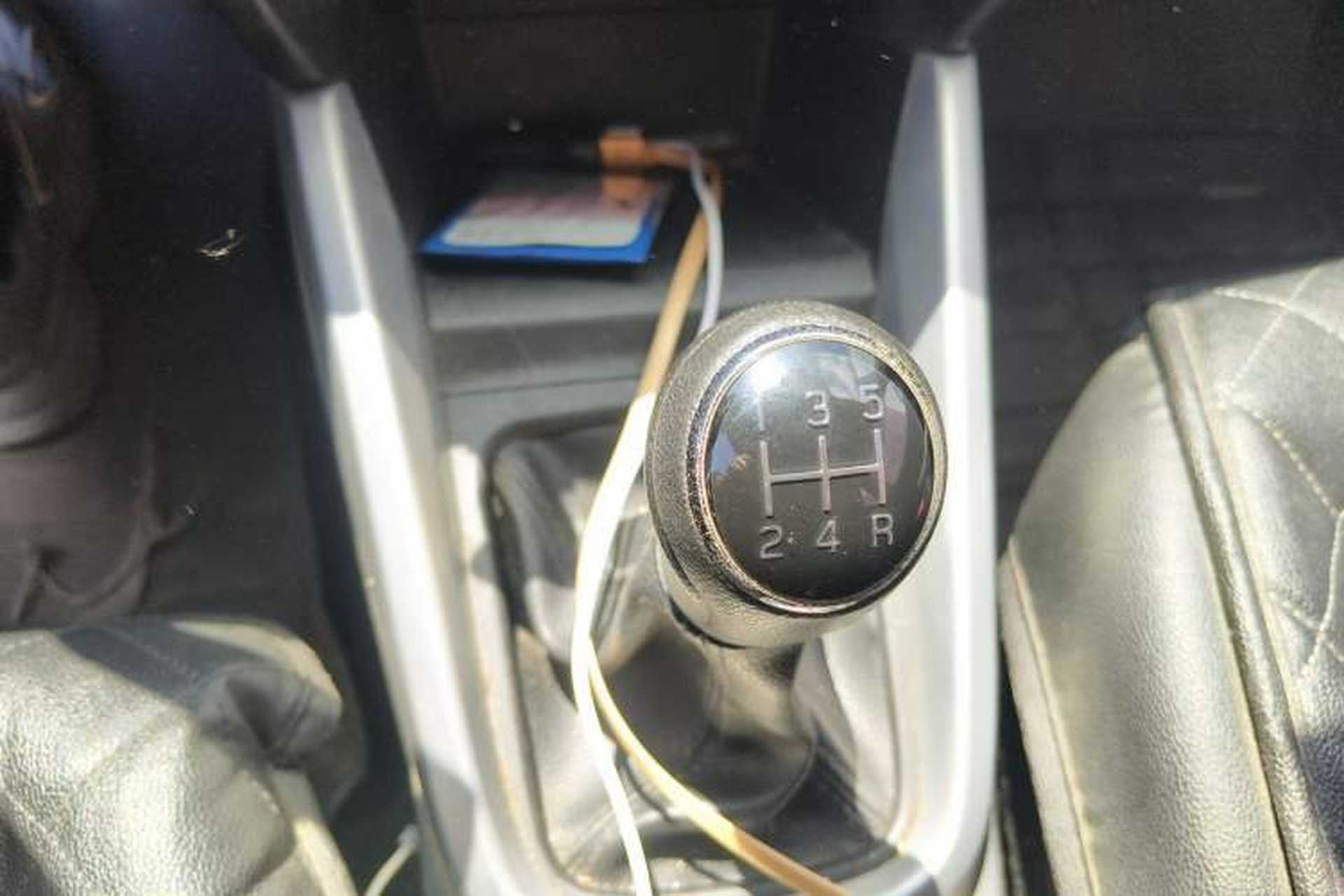 Used Suzuki Vitara 2016 1.6L Manual Two-Wheel Drive Entry-Level Trim Gear Lever