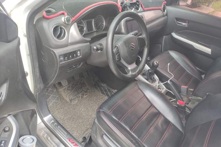 Used Suzuki Vitara 2016 1.6L Manual Two-Wheel Drive Entry-Level Trim Interior 3