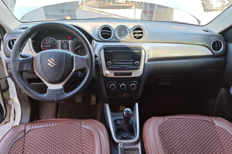 Used Suzuki Vitara 2016 1.6L Manual Two-Wheel Drive Entry-Level Trim Interior 3