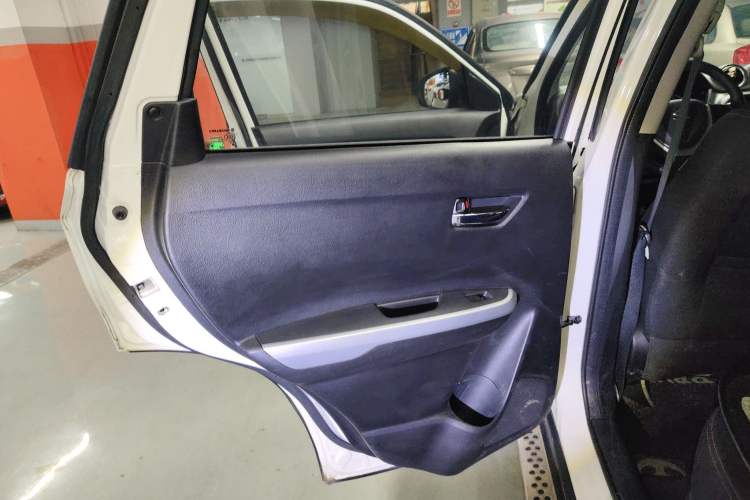 Used Suzuki Vitara 2016 1.4T Automatic Two-Wheel Drive Elite Model Interior 8