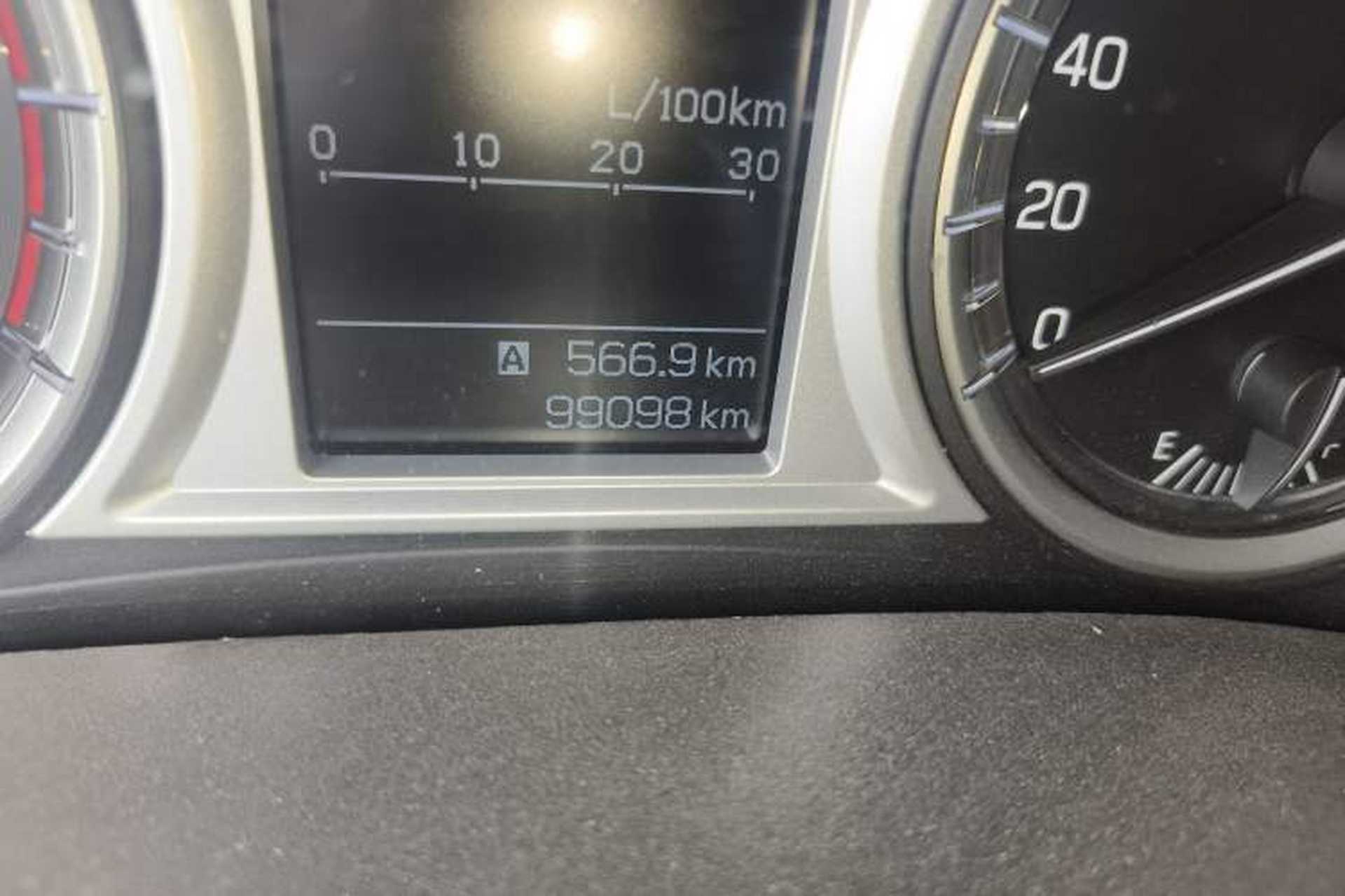 Used Suzuki Vitara 2016 1.4T Manual Two-Wheel Drive Luxury Model Odometer Close Up