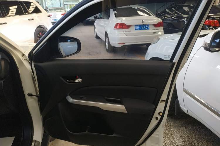 Used Suzuki Vitara 2016 1.6L Manual Two-Wheel Drive Entry-Level Trim Right Front Door Interior