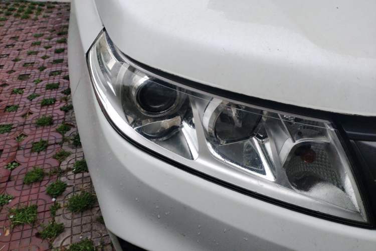 Used Suzuki Vitara 2016 1.6L Manual Two-Wheel Drive Entry-Level Trim Right Front Headlight