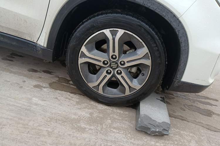 Used Suzuki Vitara 2016 1.4T Automatic Two-Wheel Drive Elite Model Right Front Wheel Hub