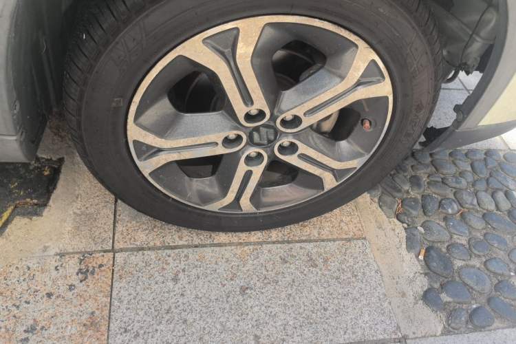 Used Suzuki Vitara 2016 1.4T Automatic Two-Wheel Drive Elite Model Right Front Wheel Hub
