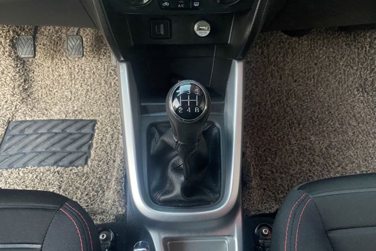 Used Suzuki Vitara 2016 1.6L Manual Two-Wheel Drive Entry-Level Trim Gear Lever