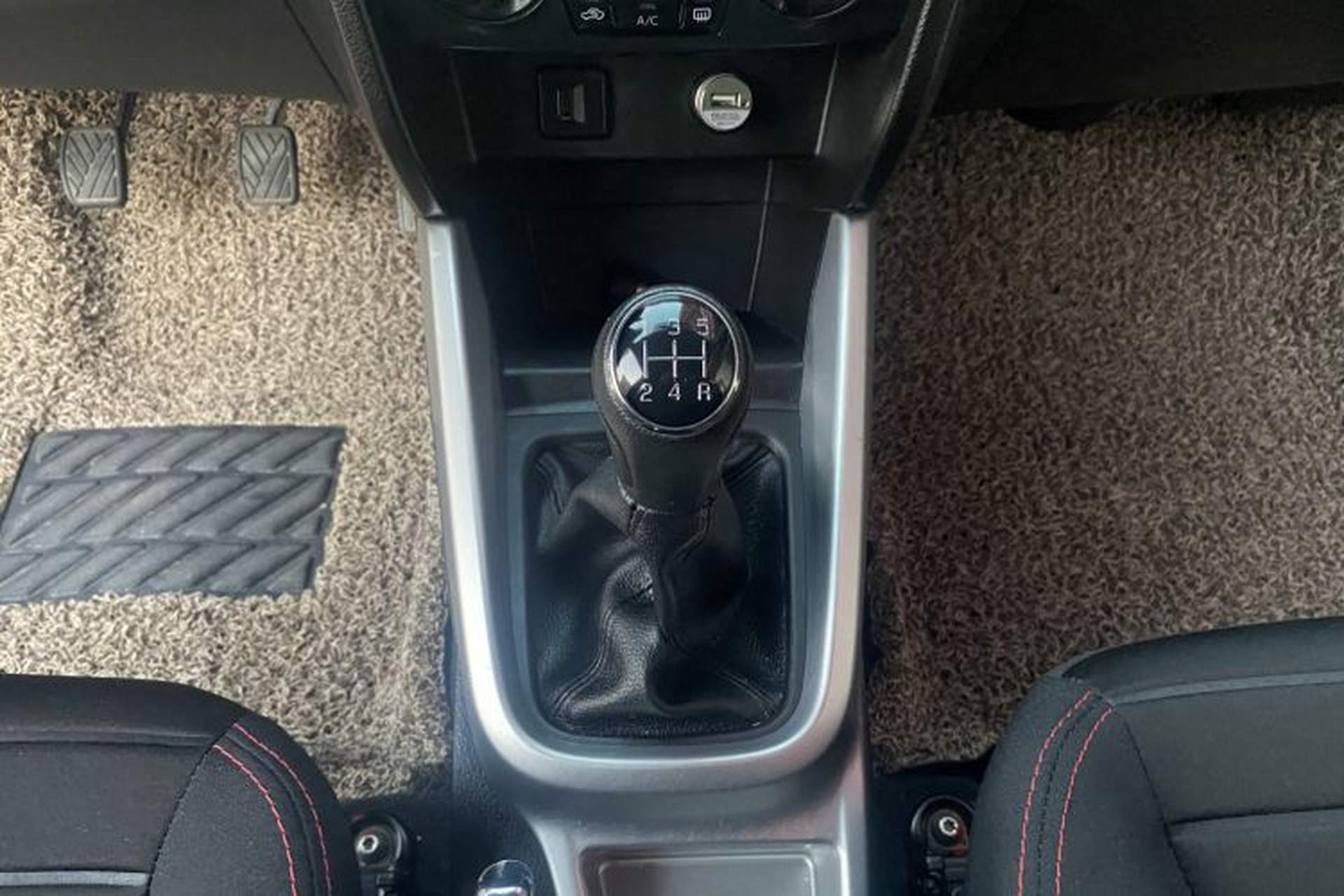 Used Suzuki Vitara 2016 1.6L Manual Two-Wheel Drive Entry-Level Trim Gear Lever