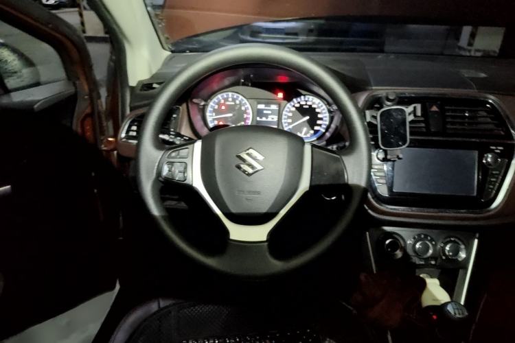 Used Suzuki Vitara S-Cross 2017 1.6L Manual Two-Wheel Drive Urban Fashion Model Steering Wheel