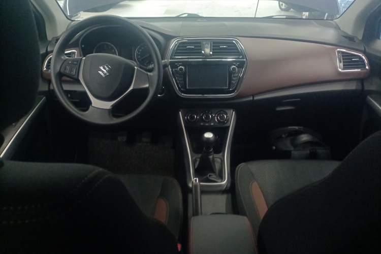 Used Suzuki Vitara S-Cross 2017 1.6L Manual Two-Wheel Drive Urban Fashion Model Center Console