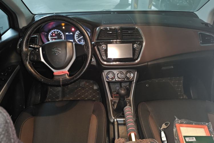 Used Suzuki Vitara S-Cross 2017 1.6L Manual Two-Wheel Drive Urban Fashion Model Center Console