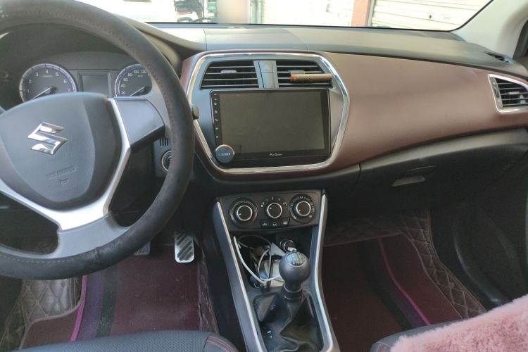 Used Suzuki Vitara S-Cross 2017 1.6L Manual Two-Wheel Drive Urban Fashion Model Center Console