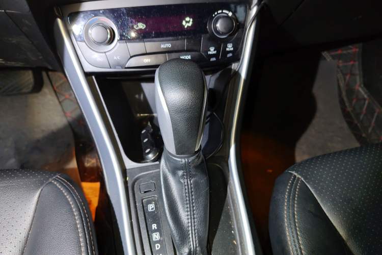 Used Suzuki Vitara S-Cross 2017 1.4T Automatic All-Wheel Drive Urban Luxury Model Gear Lever