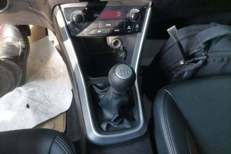 Used Suzuki Vitara S-Cross 2017 1.6L Manual Two-Wheel Drive Urban Ambition Model Gear Lever