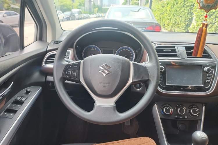 Used Suzuki Vitara S-Cross 2017 1.6L Manual Two-Wheel Drive Urban Fashion Model Steering Wheel