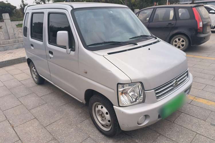 Used Suzuki Wagon R 2013 Venture Edition 1.0L Manual - Practical Model 3 Front Right 45 Deg