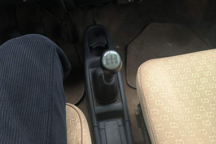 Used Suzuki Wagon R 2013 Venture Edition 1.0L Manual - Practical Model 3 Gear Lever